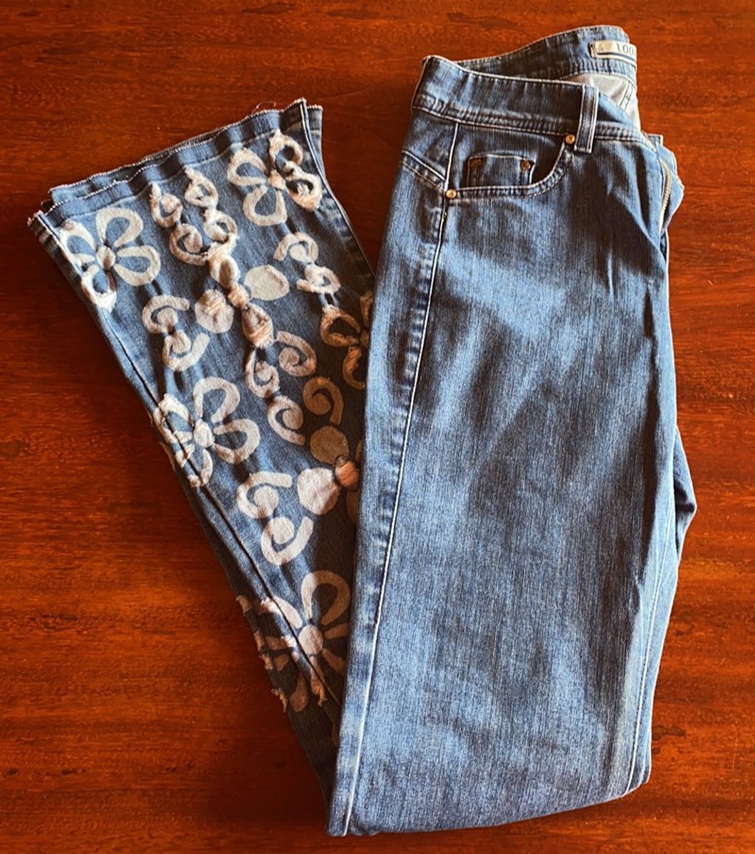 calça flare com bordado na barra