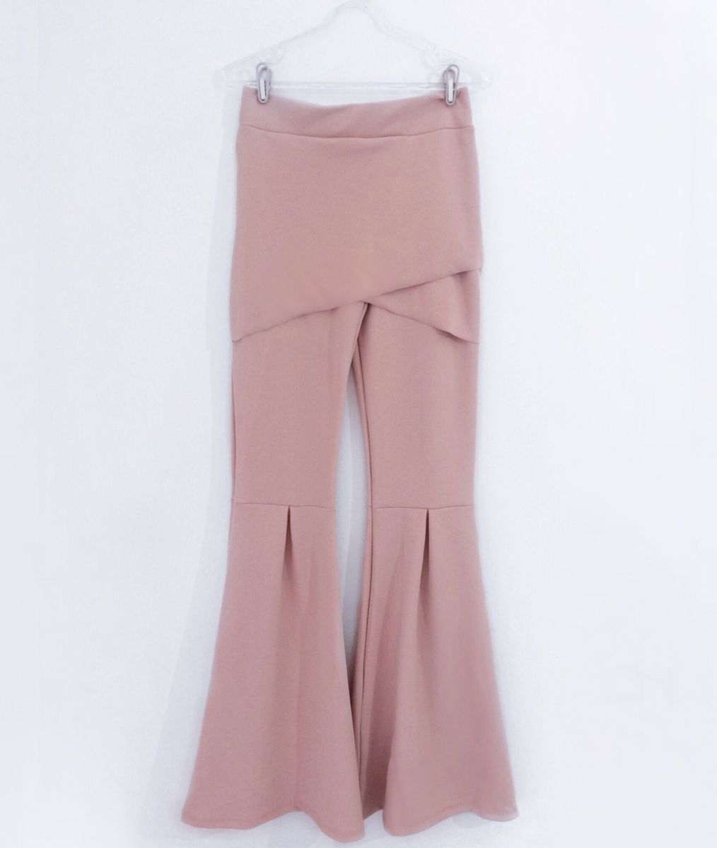 calça flare com saia sobreposta