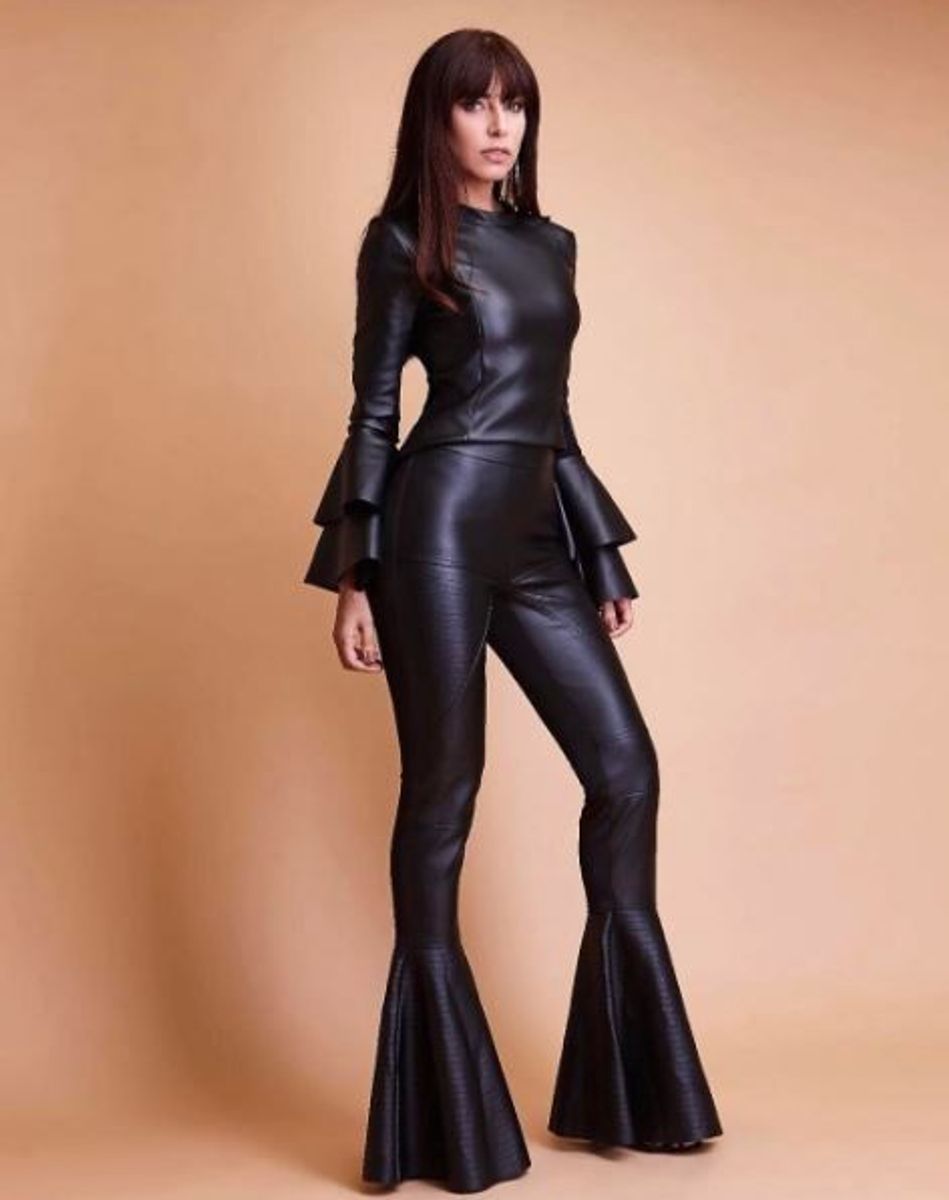 calça flare couro fake