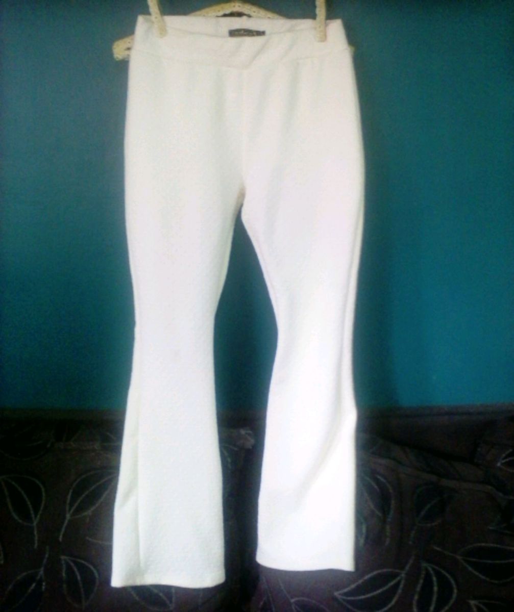 calça flare creme