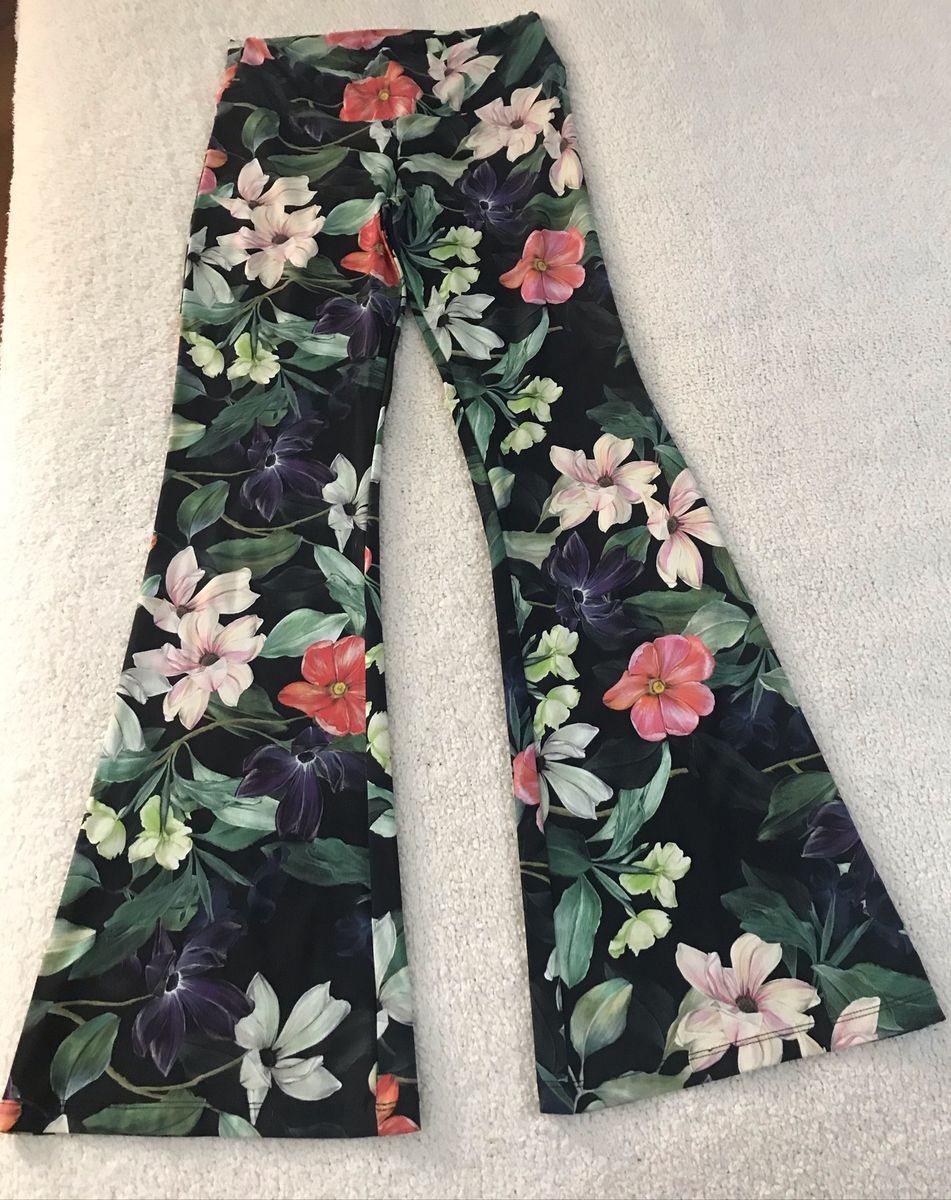 calça flare estampada floral