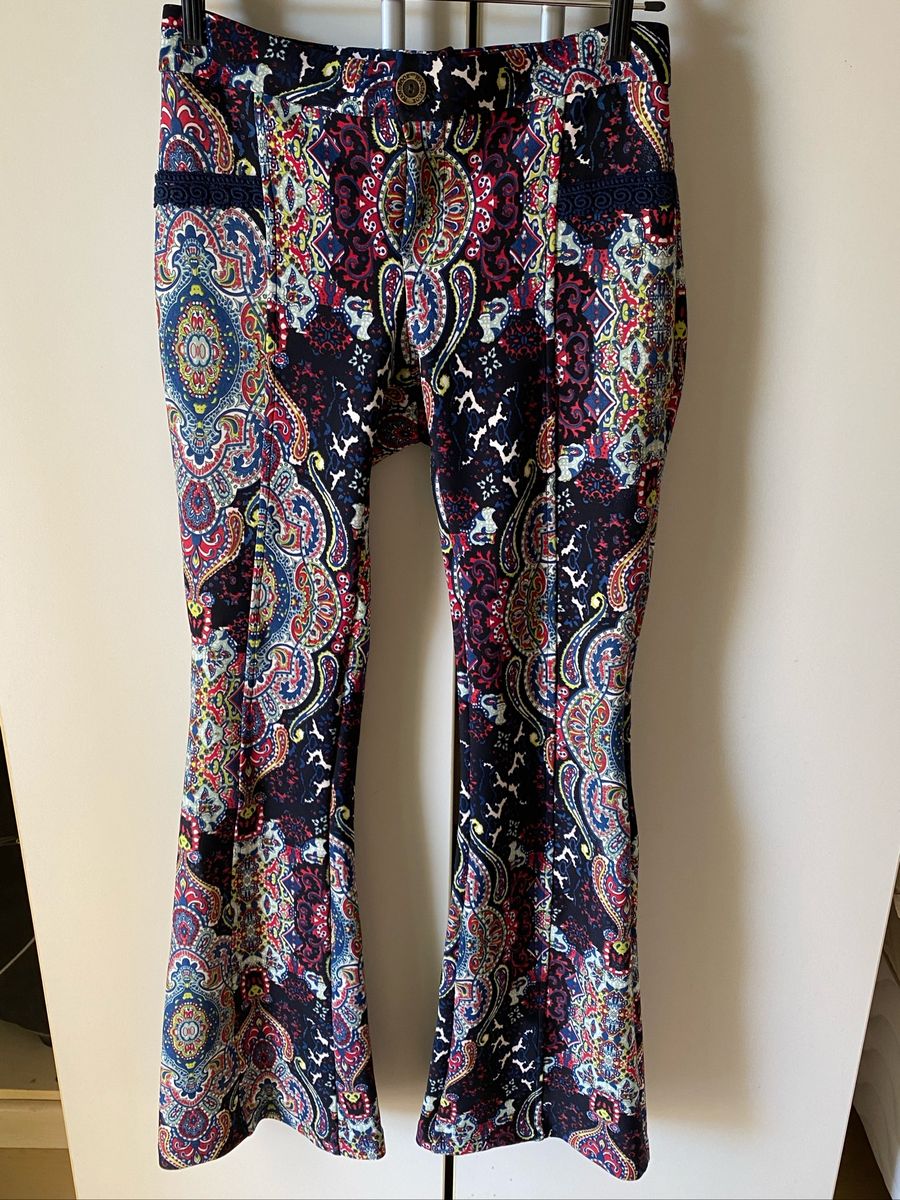calça flare estampada floral