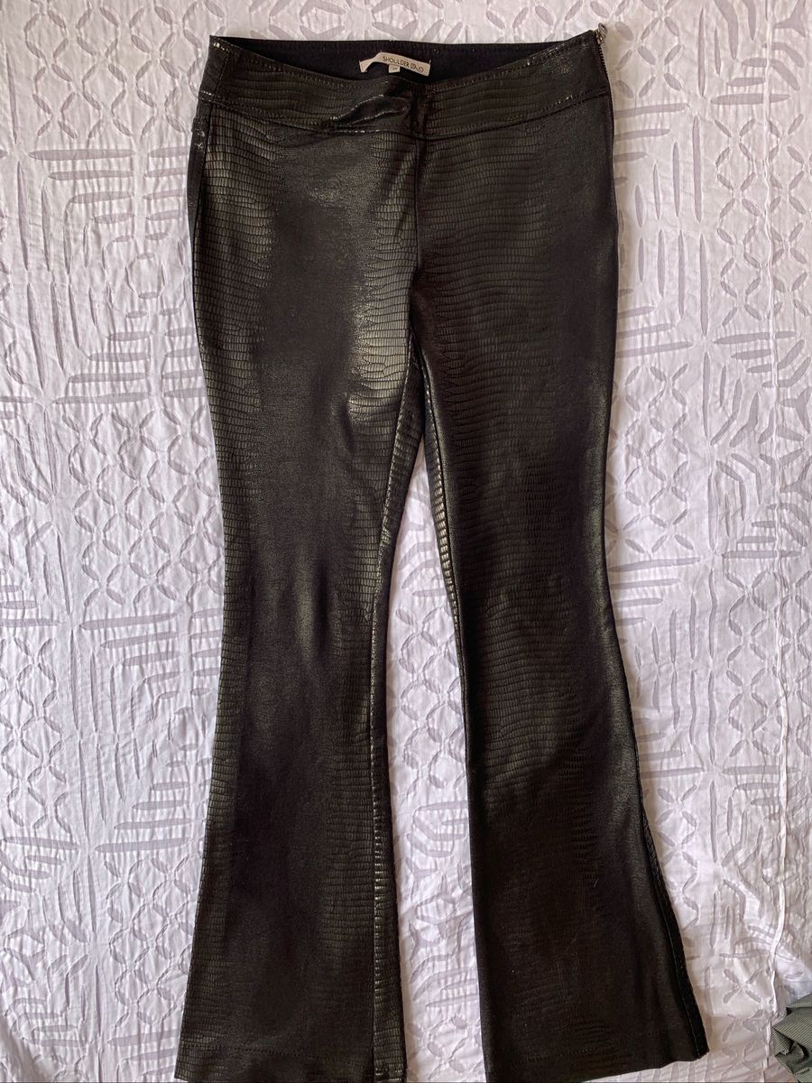 calça flare imitando couro