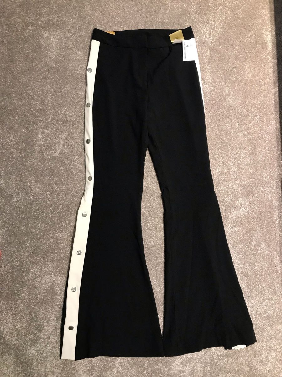 calça flare com botão lateral