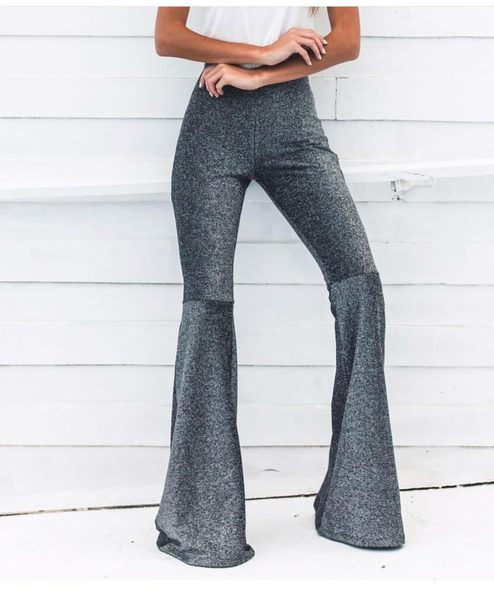 calça de lurex preta flare