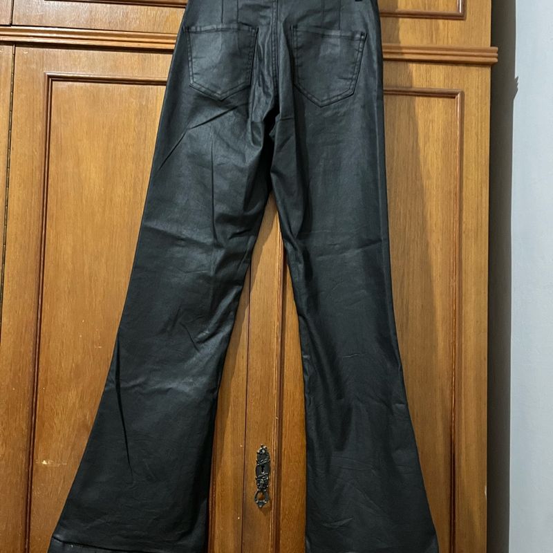 Calça Flare Preta Riachuelo Calça Flare Preta Encerada Riachuelo - Main Image