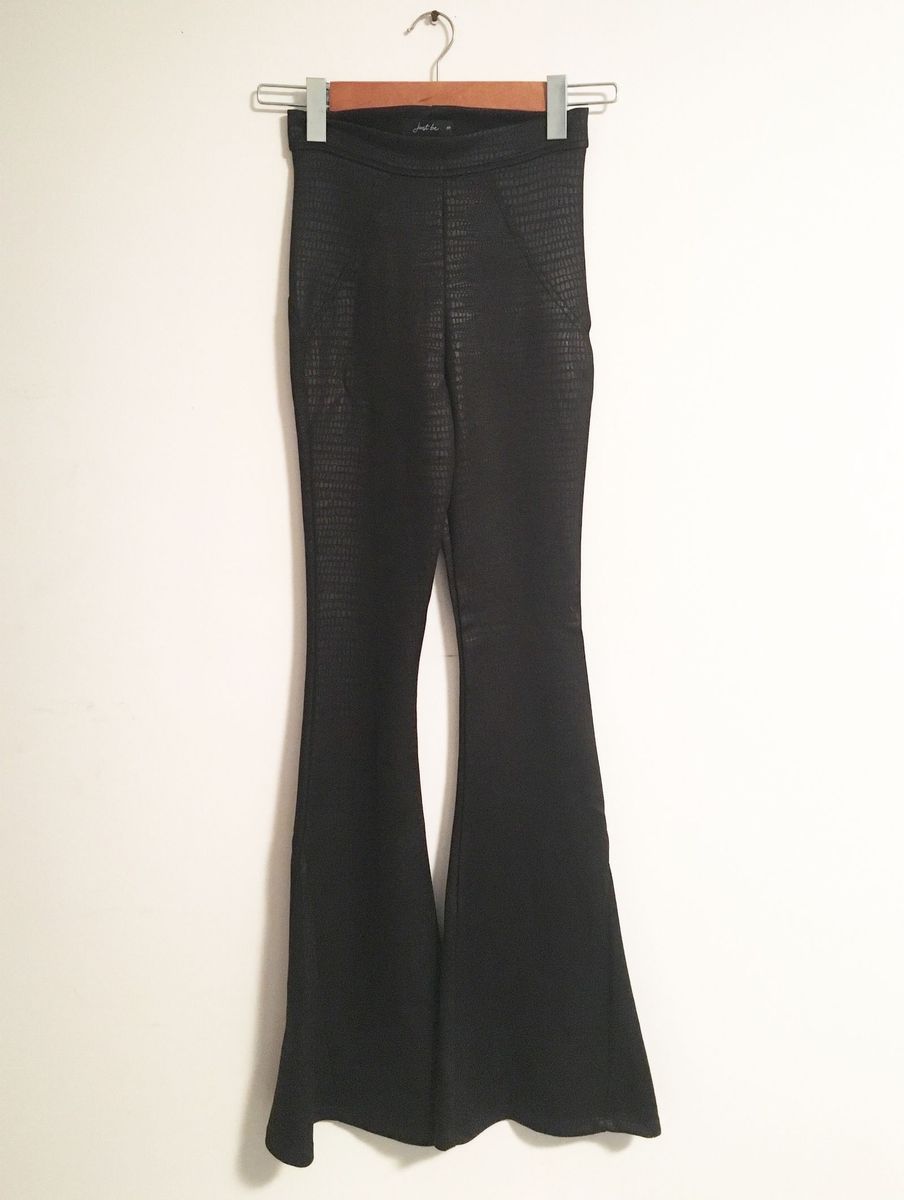 calça flare preta renner