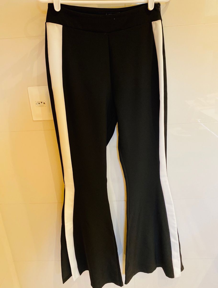 calça flare preta com listra branca