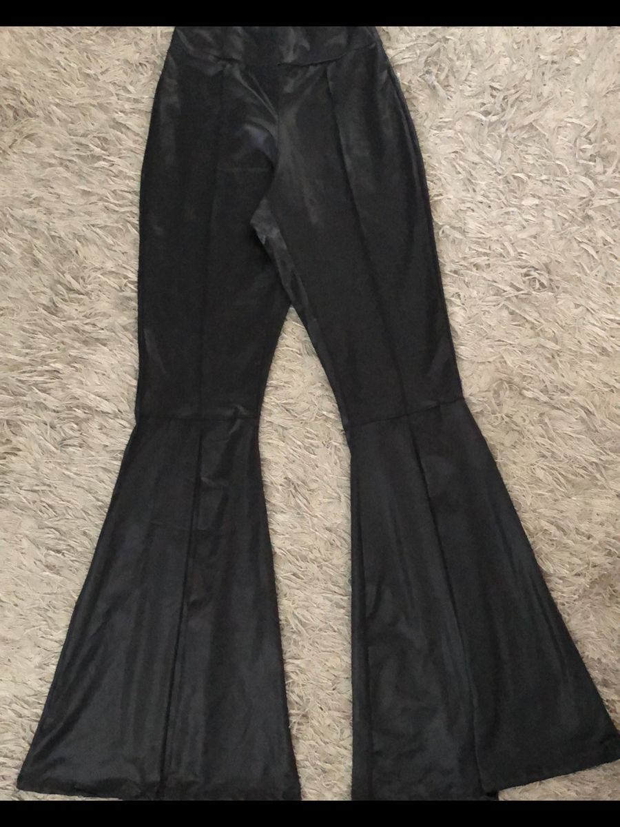 calça flare resinada