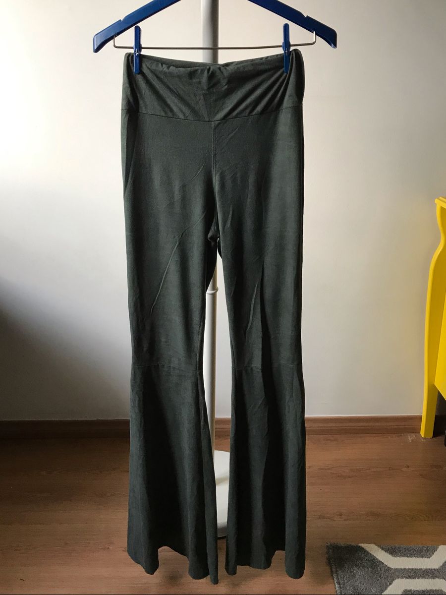 calça flare verde musgo