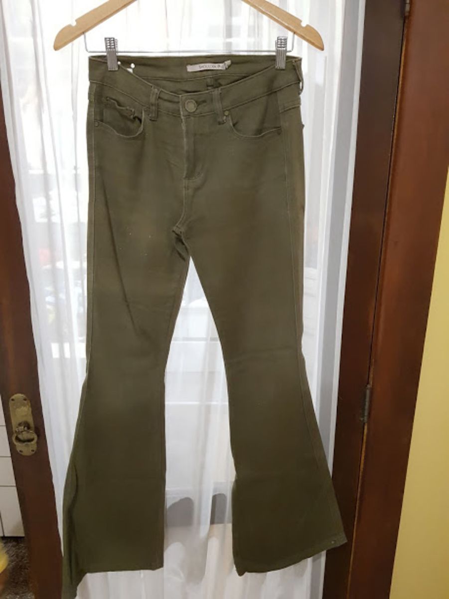 calça flare verde musgo