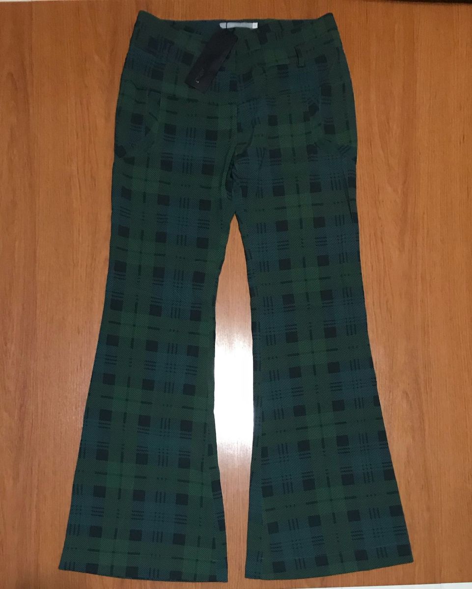 calça flare verde musgo