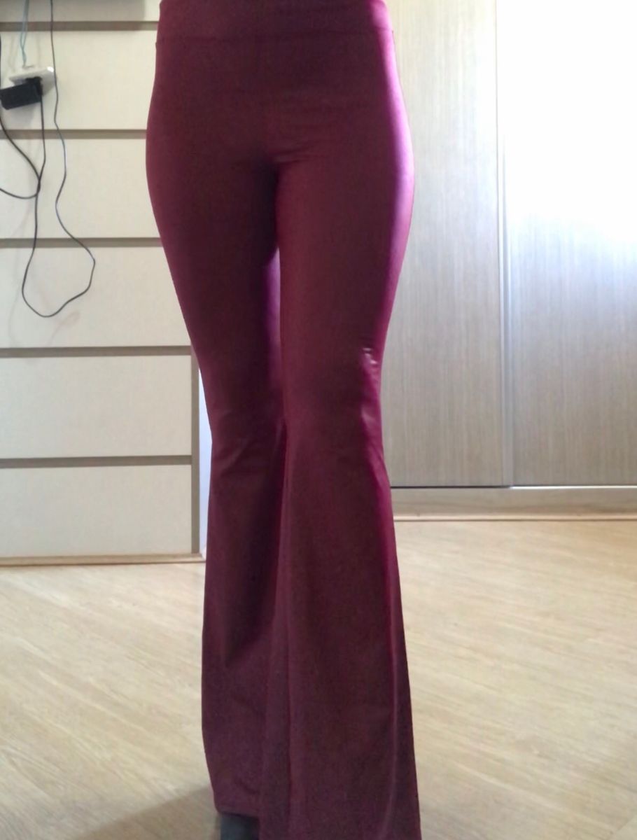 calça flare vinho