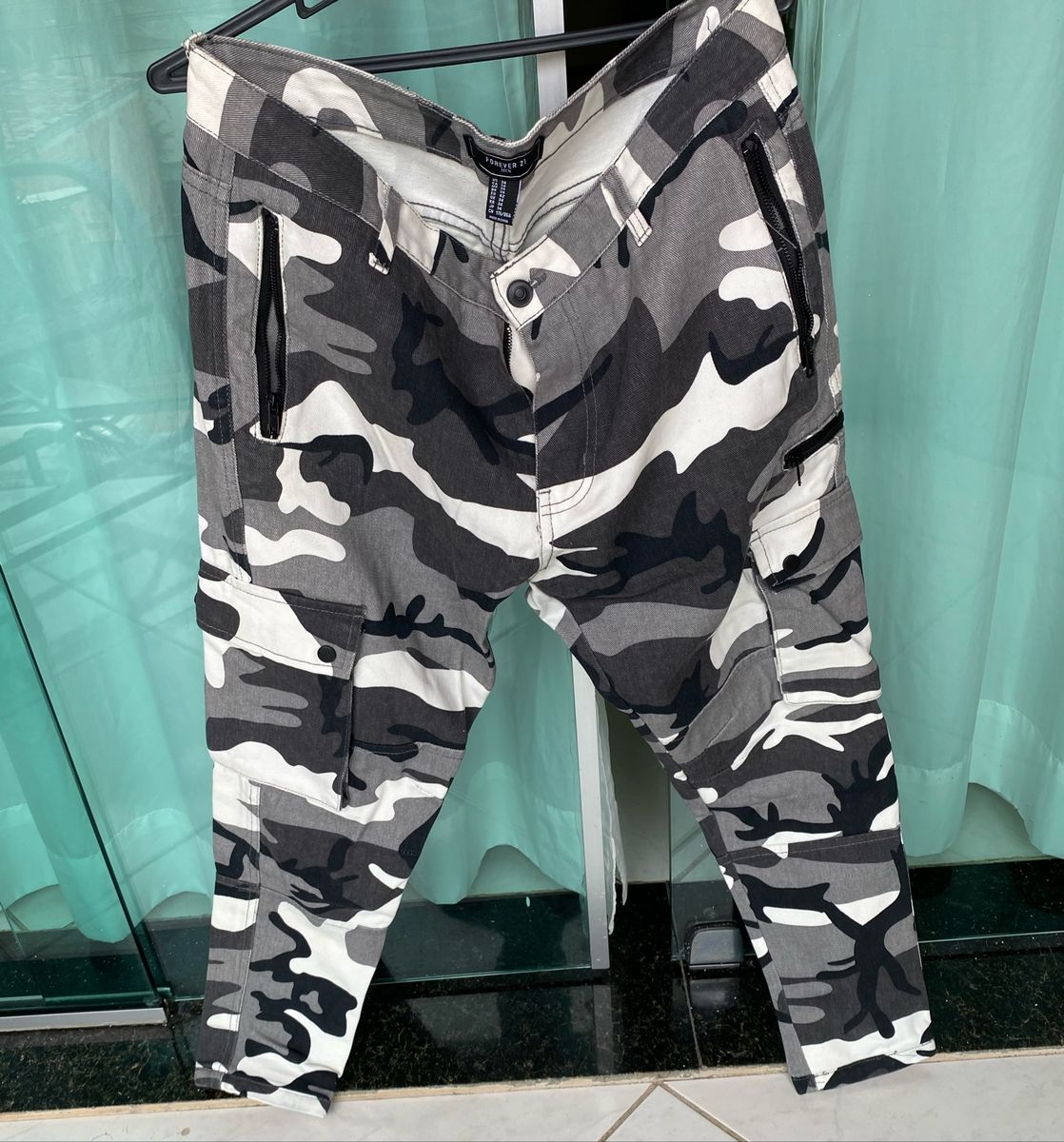 calça camuflada forever 21