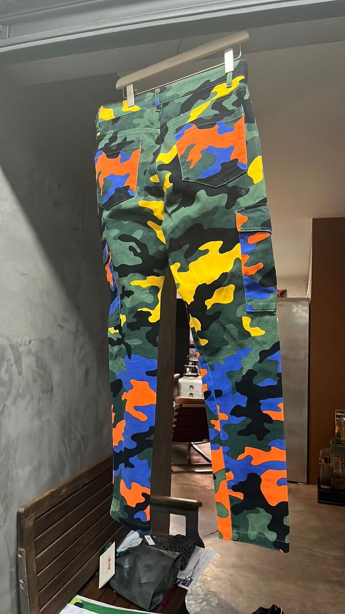 Calça camuflada colorida store masculina