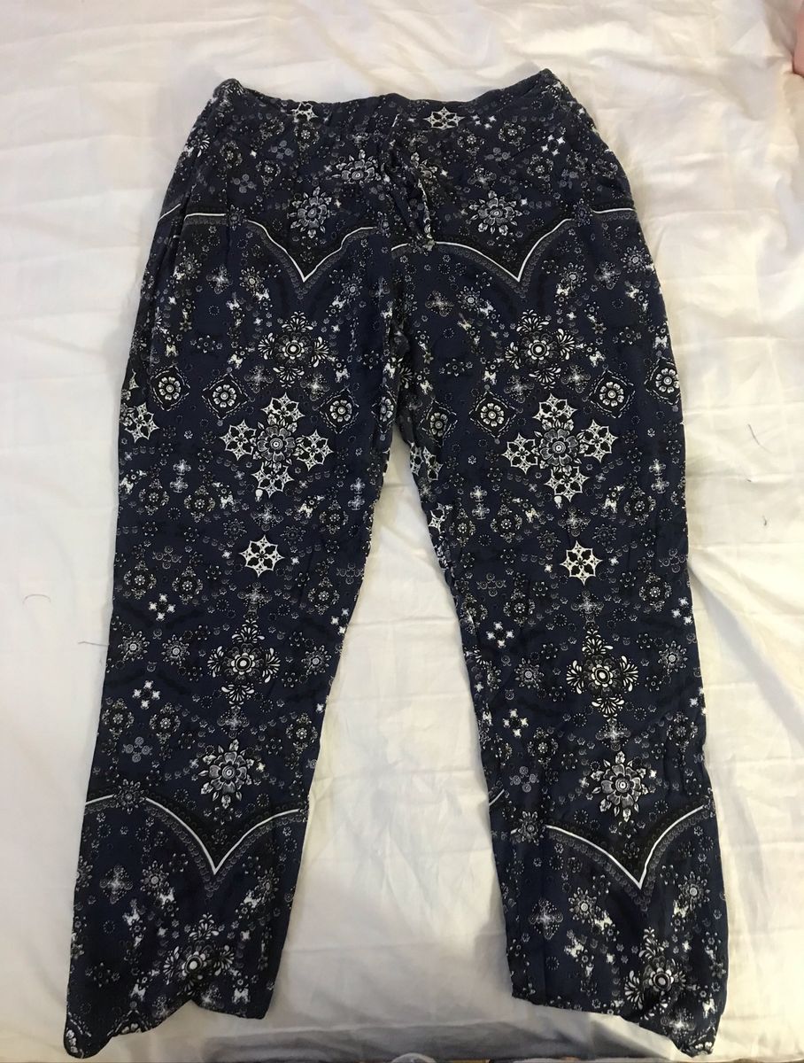 calça de tecido mole estampada