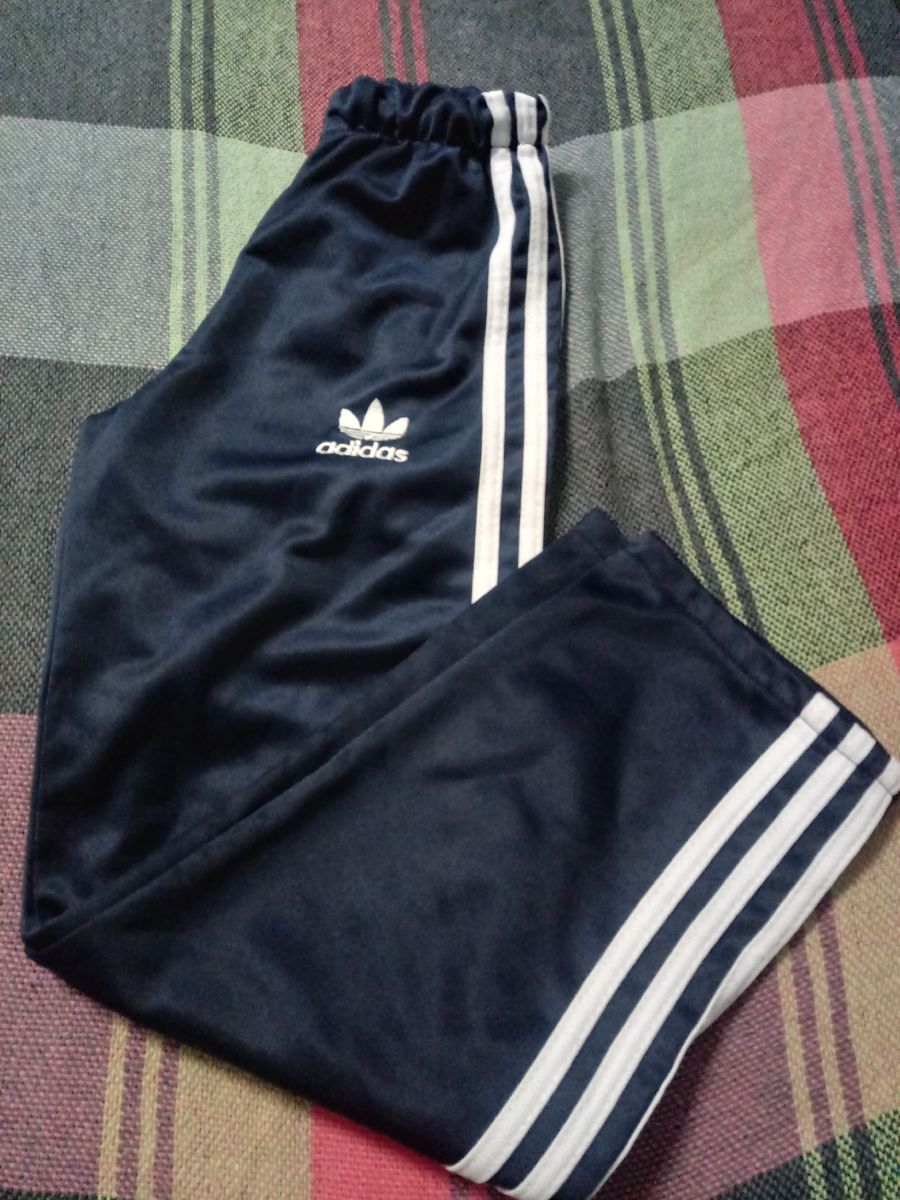 calça preta com listra branca na lateral adidas