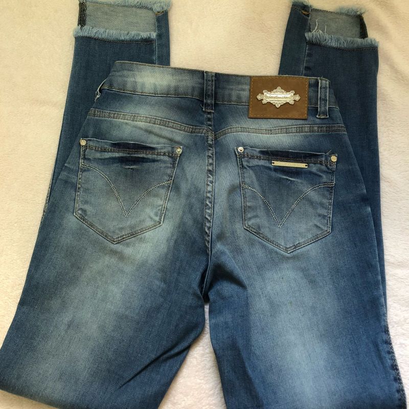 Varejo com preço de atacado: loja vende jeans da marca 767 por