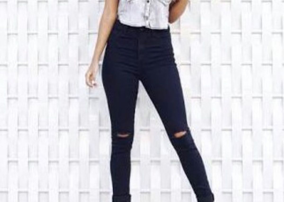 calça jeans preta desfiada
