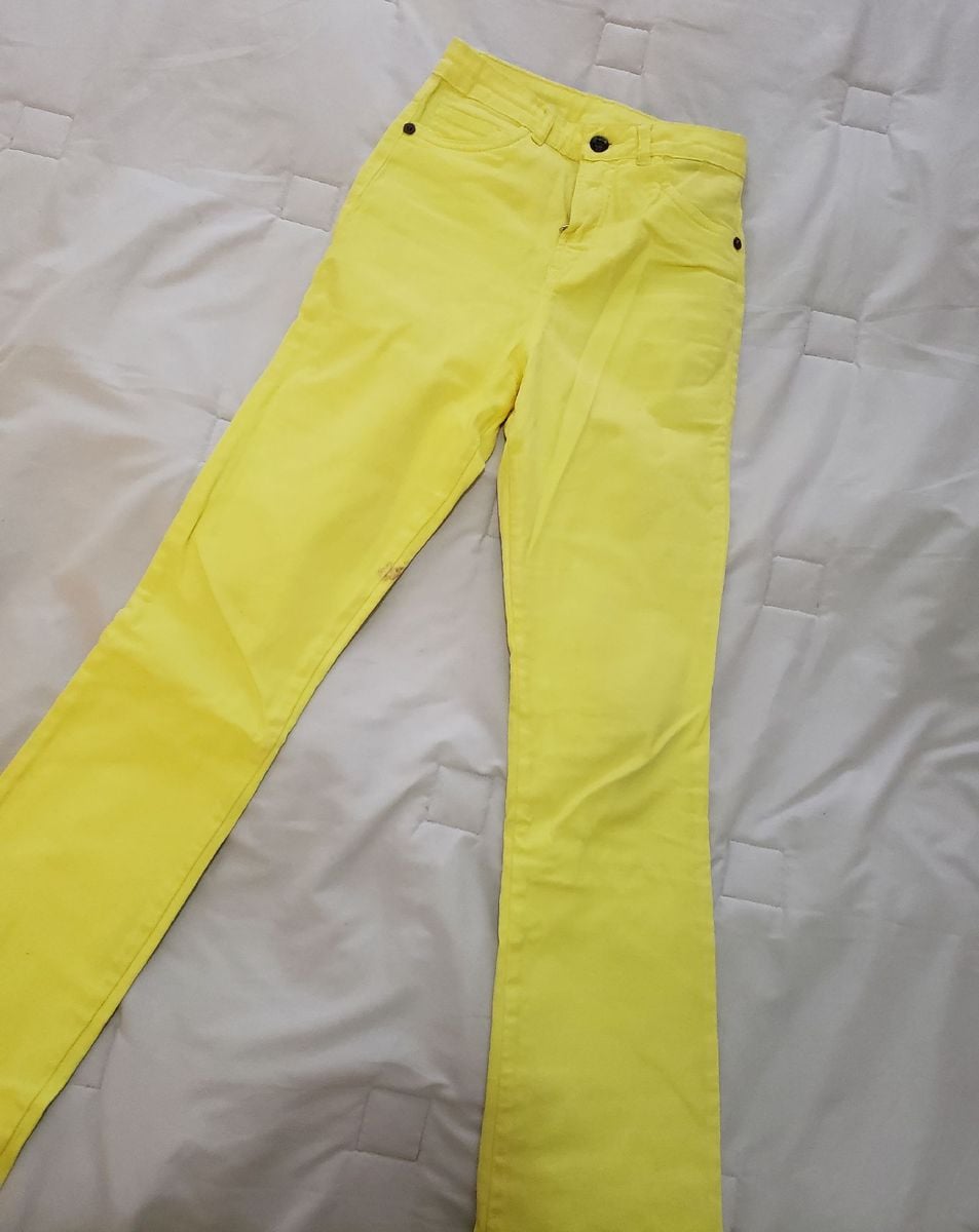 calça jeans amarela feminina