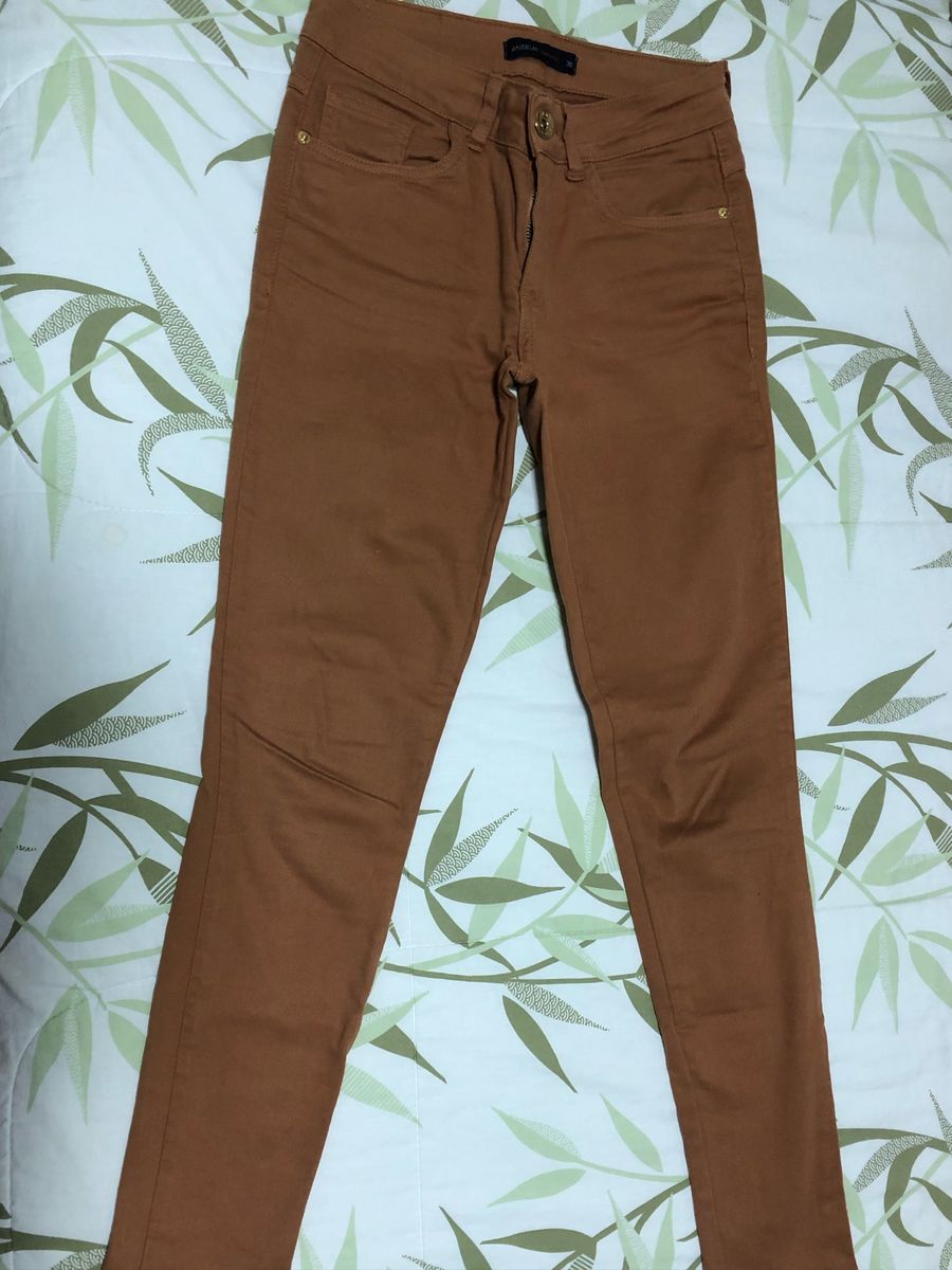 calça jeans caramelo