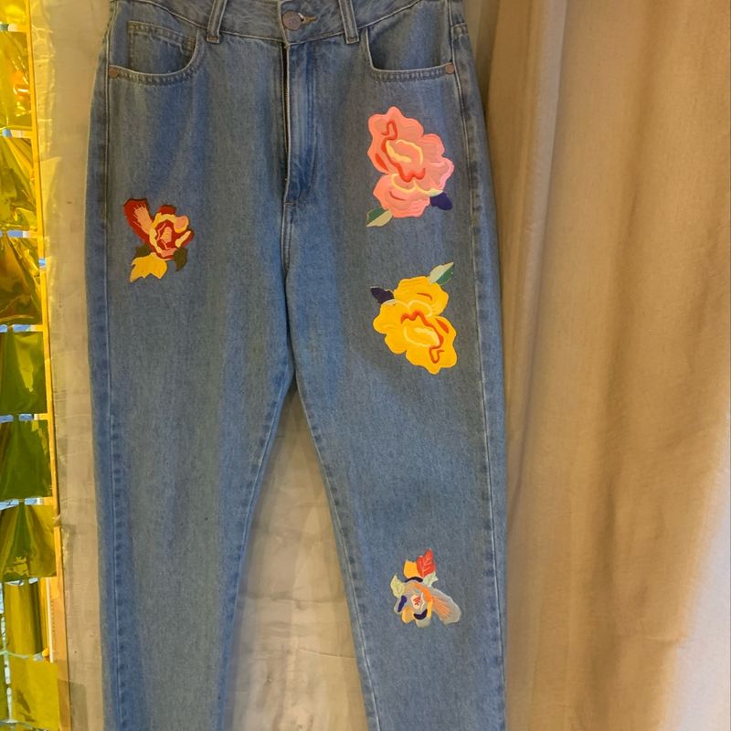 Calça com sale aplicação de flores