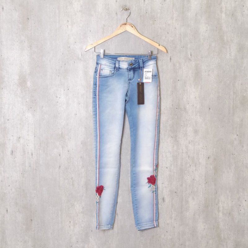 Calça jeans hot sale assédio