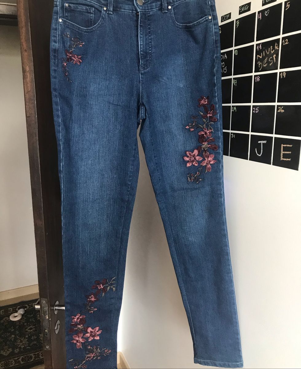 calça jeans bordada com flores