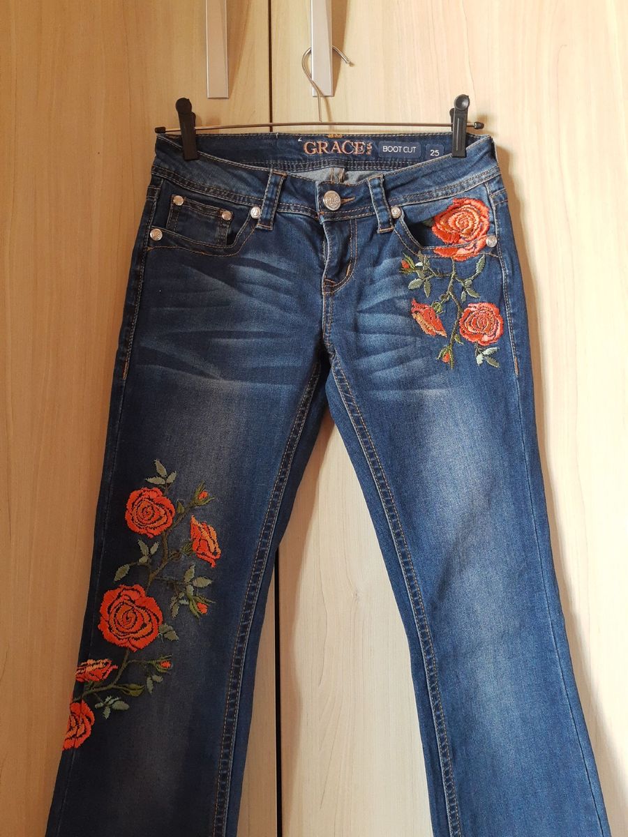 calca jeans com rosas bordadas