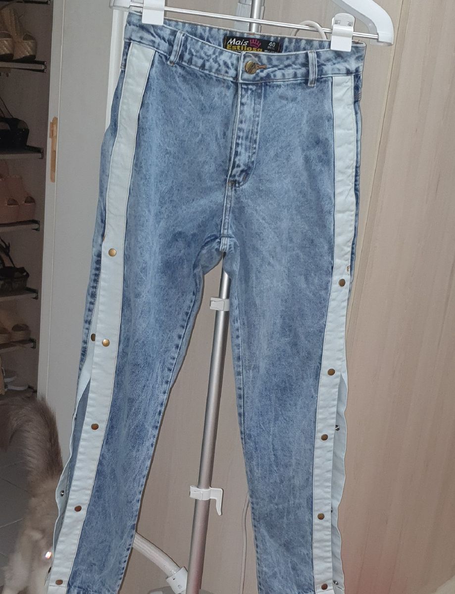 calça com abertura lateral botoes