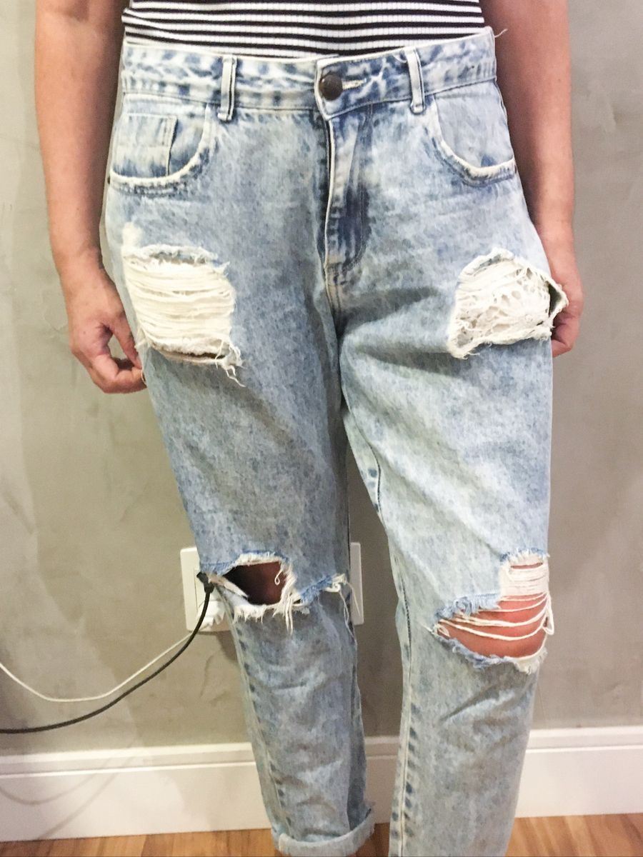 calça feminina boyfriend em jeans com rasgos