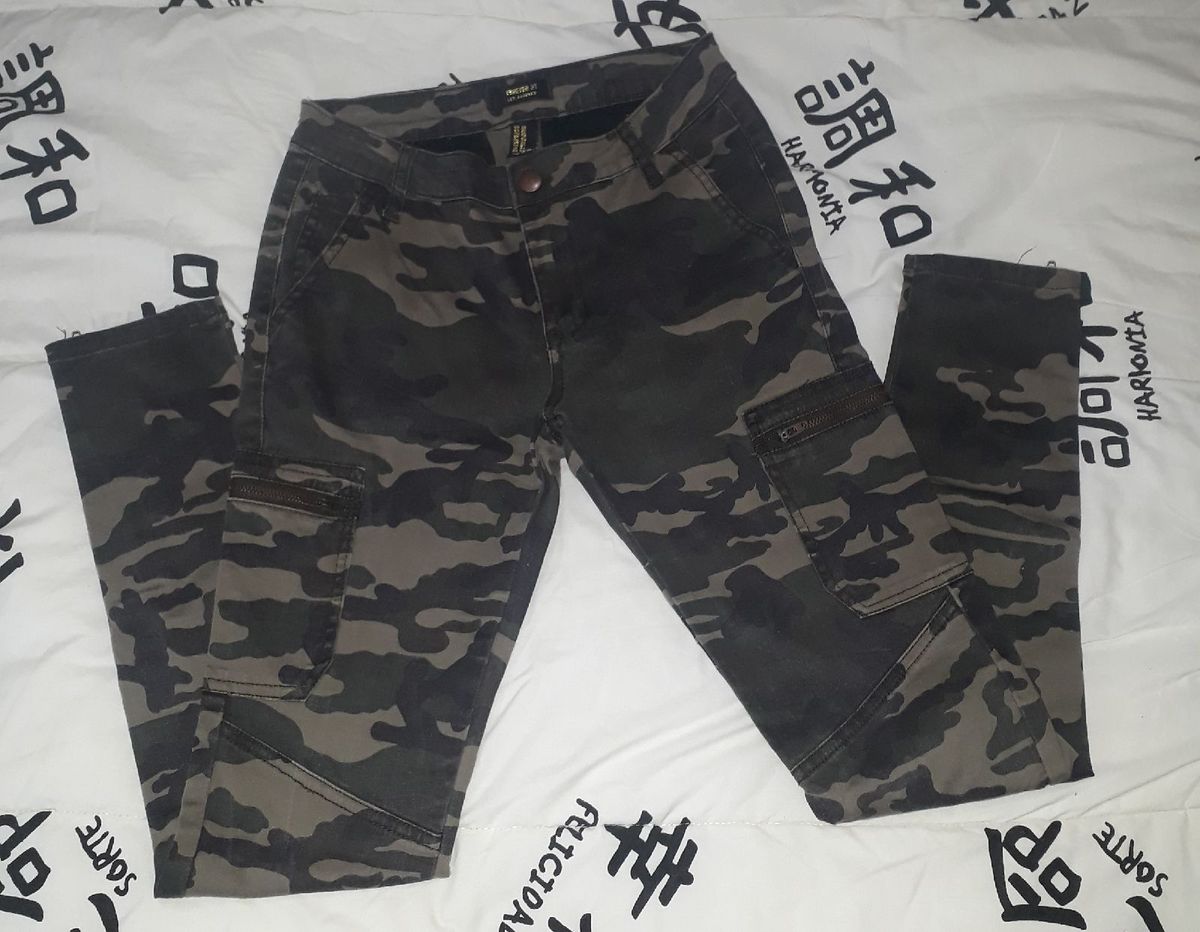 calça camuflada forever 21