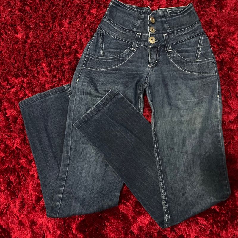https://photos.enjoei.com.br/calca-jeans-cintura-alta-83748970/800x800/czM6Ly9waG90b3MuZW5qb2VpLmNvbS5ici9wcm9kdWN0cy82MTUyNTU1LzExMTAwNDJhNmI4MWE4MmYyNGIxMDQwNjRjYjIzMzM0LmpwZw