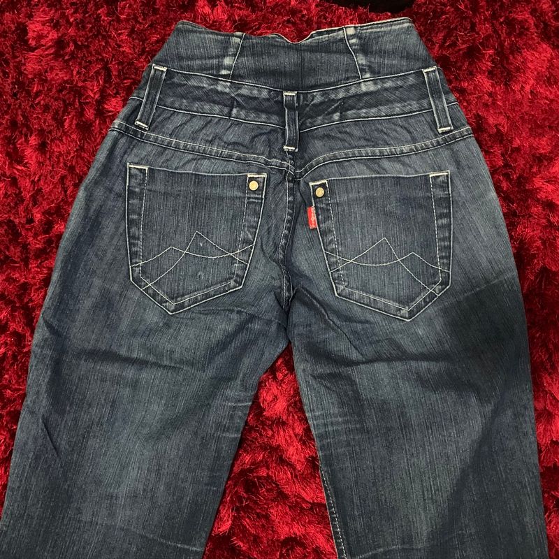 https://photos.enjoei.com.br/calca-jeans-cintura-alta-83748970/800x800/czM6Ly9waG90b3MuZW5qb2VpLmNvbS5ici9wcm9kdWN0cy82MTUyNTU1LzNjNDA2NDA2Nzg4ZjIyZDUzZmI2ZDFiODEyZTE3NDY1LmpwZw
