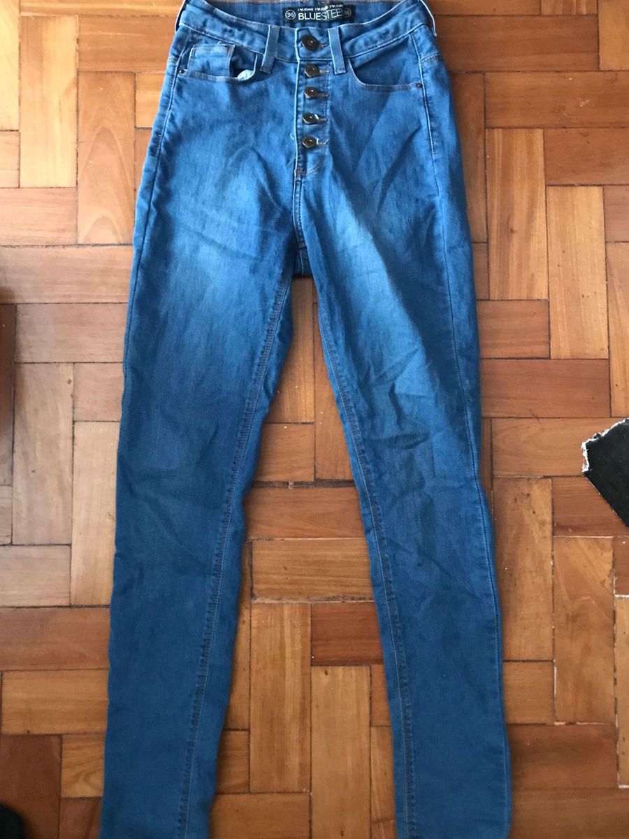 calça jeans cintura alta com botoes