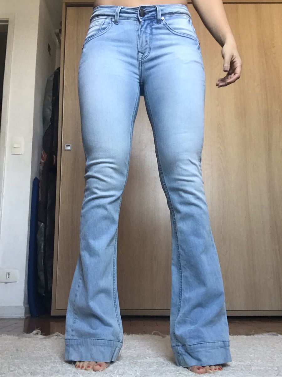 calça jeans clara flare