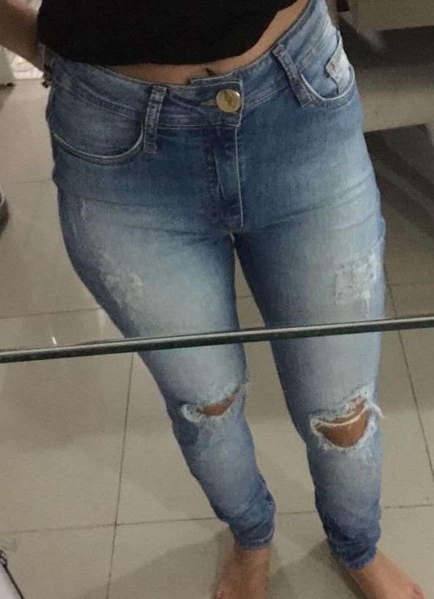 calça jeans clara rasgadinha feminina