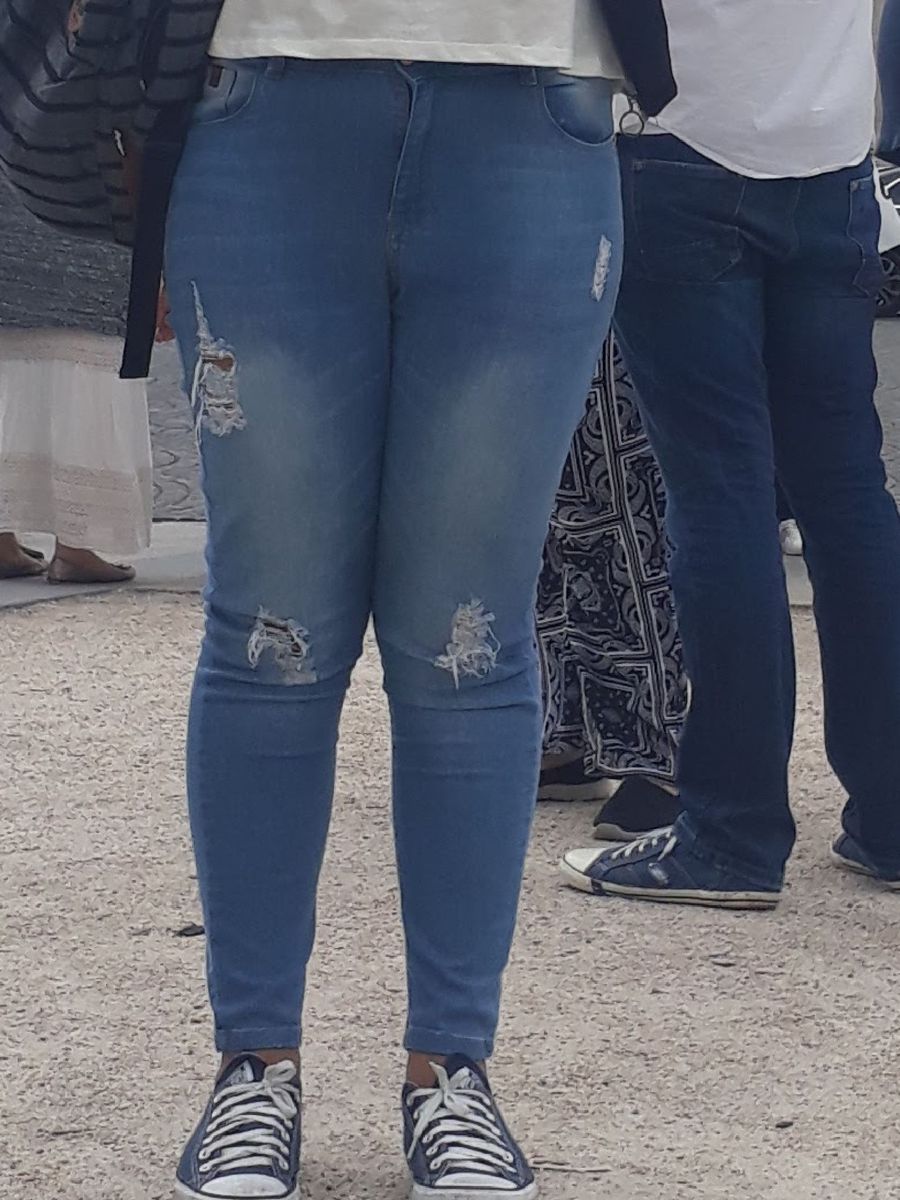 calça jeans clara rasgadinha feminina