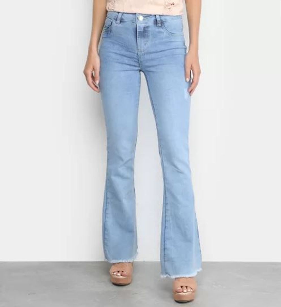 calça jeans flare azul claro