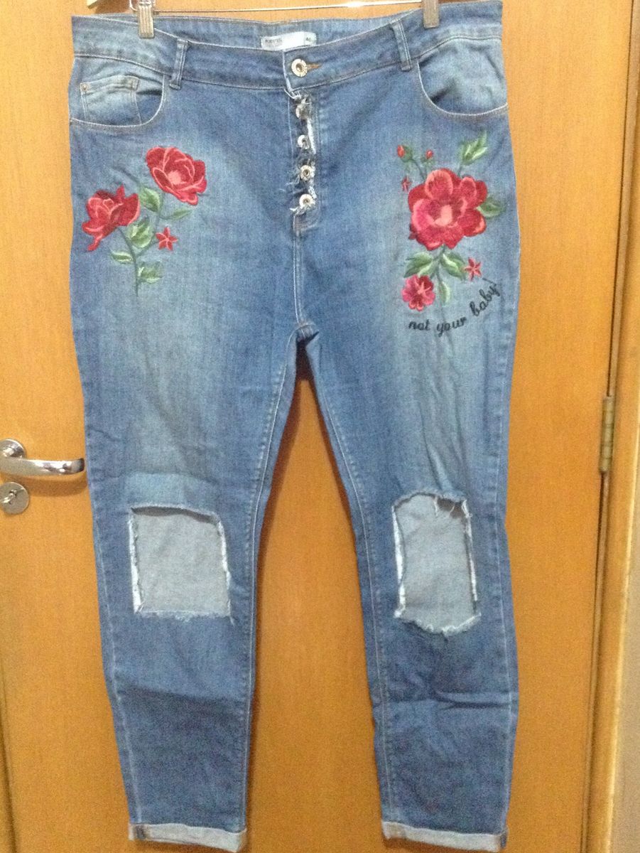 calça jeans bordada com flores renner