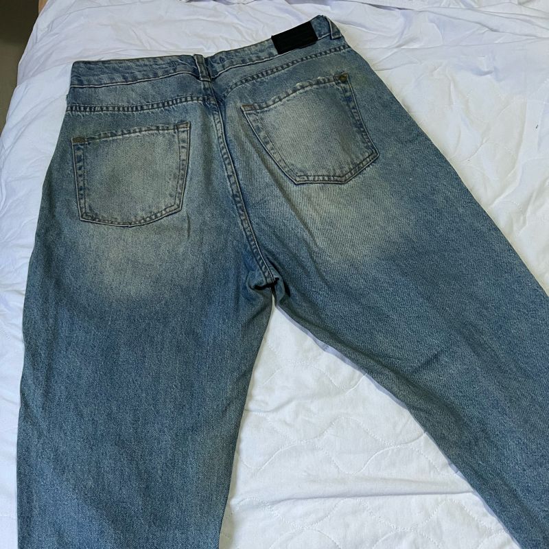 Calça jeans reta rasgado desfiado