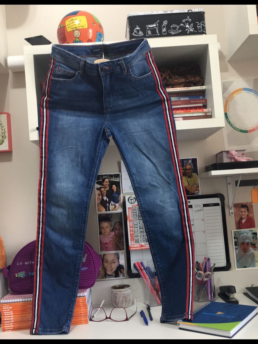 calça jeans com listra do lado