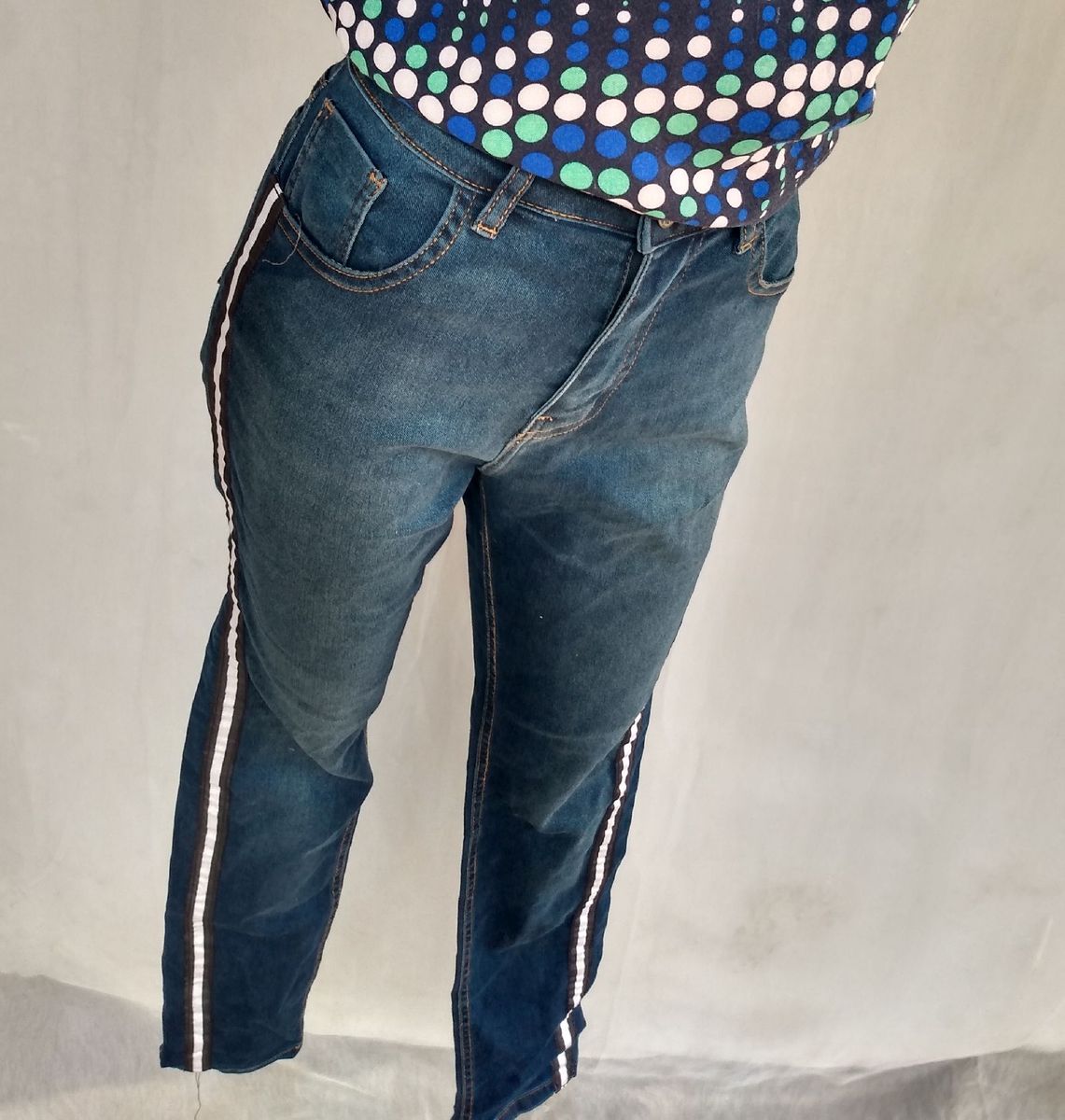 calça jeans com listra