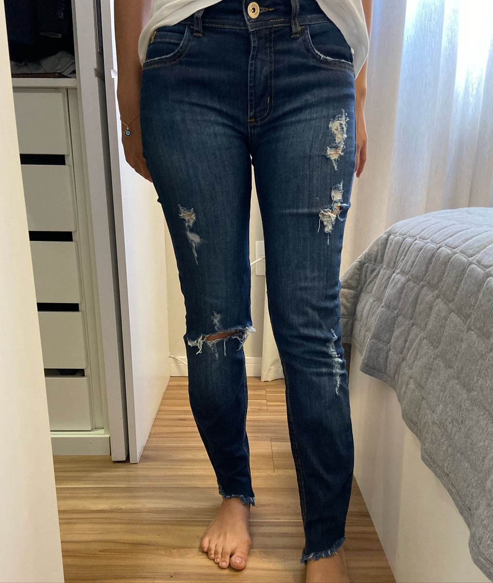 calça rasgada na perna