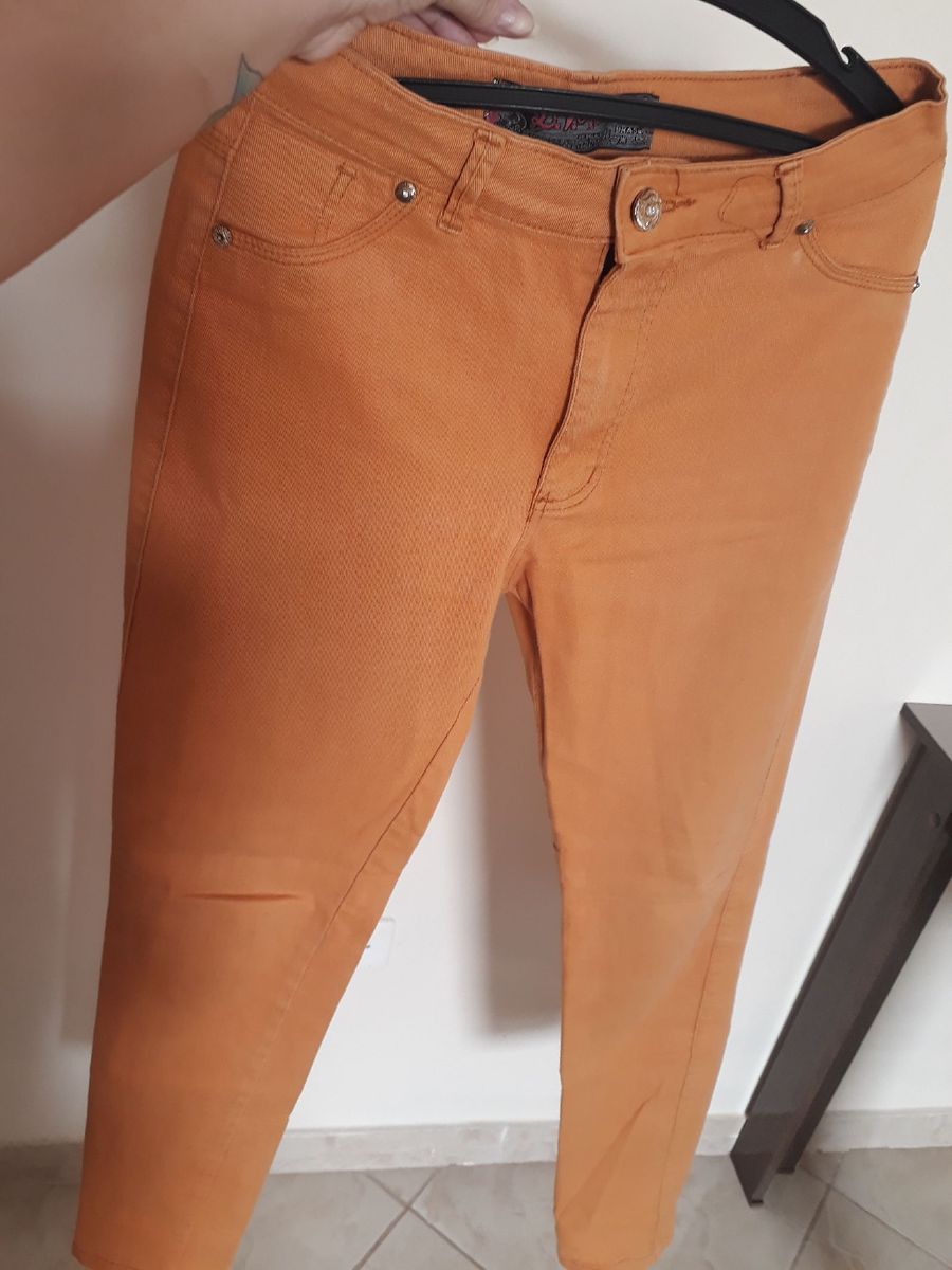 calça jeans cor mostarda