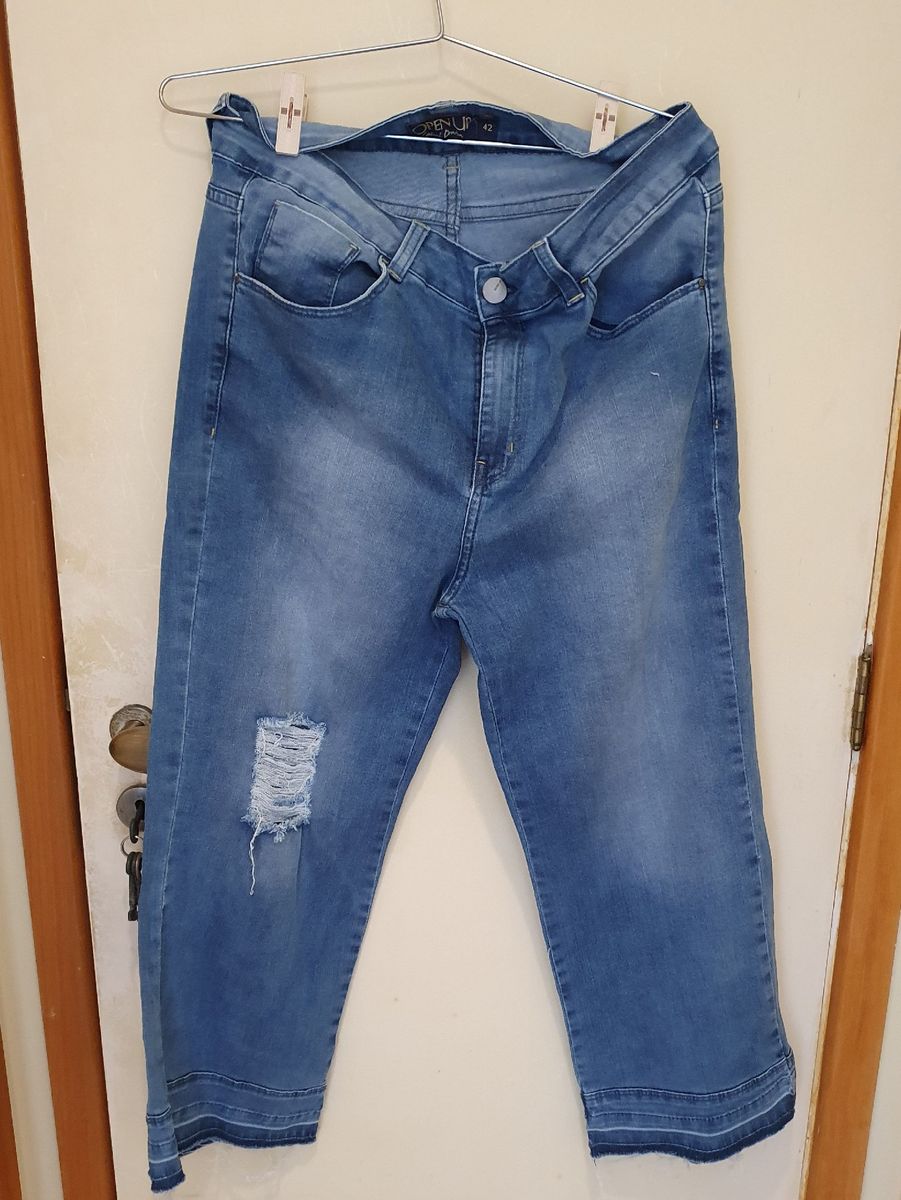 calça jeans desfiada nas pernas