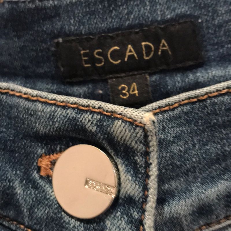 https://photos.enjoei.com.br/calca-jeans-escada-93817715/800x800/czM6Ly9waG90b3MuZW5qb2VpLmNvbS5ici9wcm9kdWN0cy8yMTE0NTIvYmI1OTY3Mjg0NzQ5YmViYWU1OTk0YTM1YjU5ZWRhZTguanBn