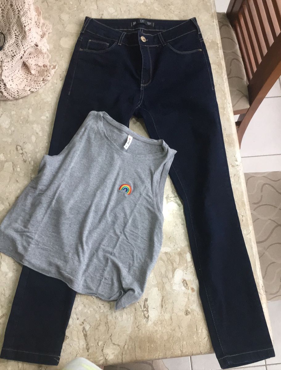 regata e calça jeans feminina