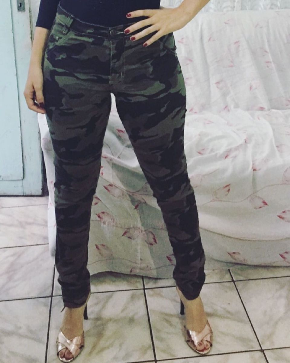 calça jeans estampa militar