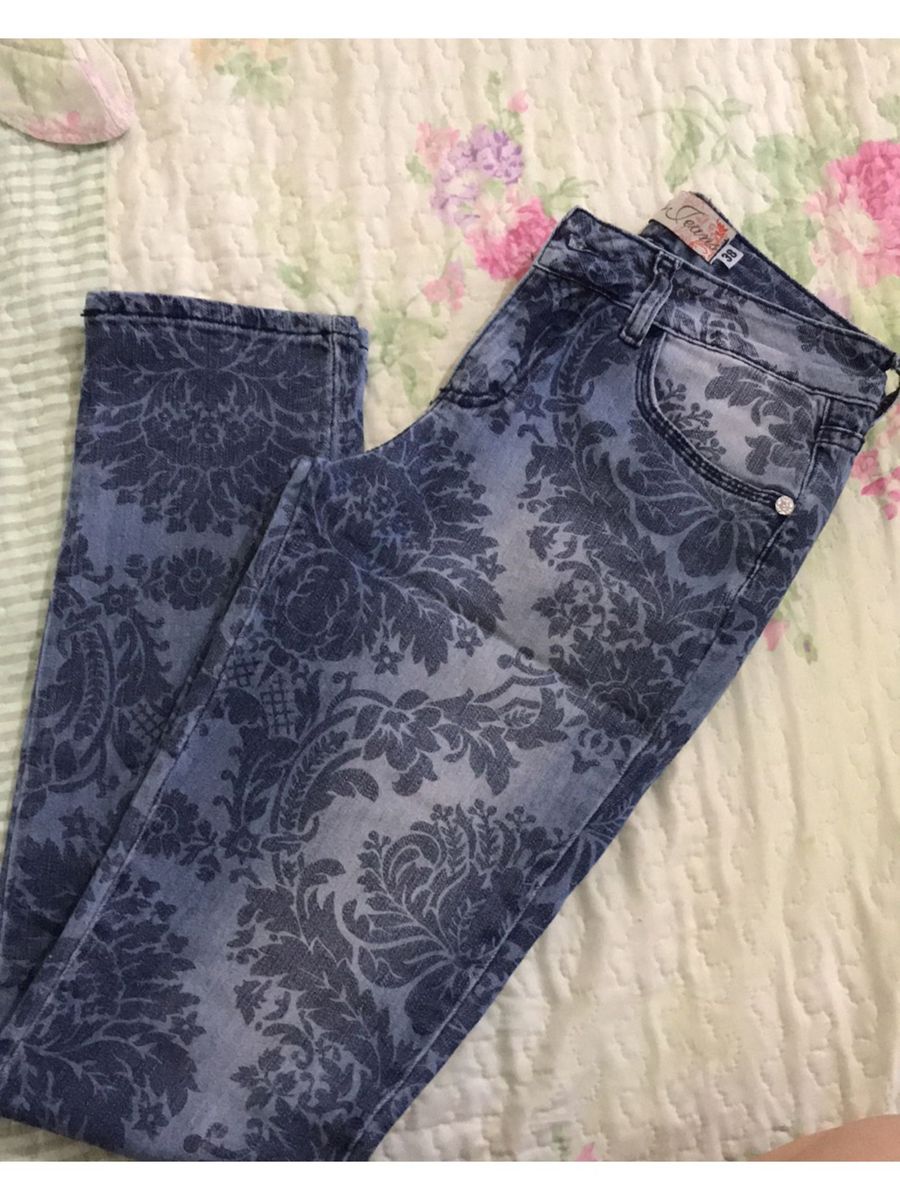 calça jeans estampada feminina